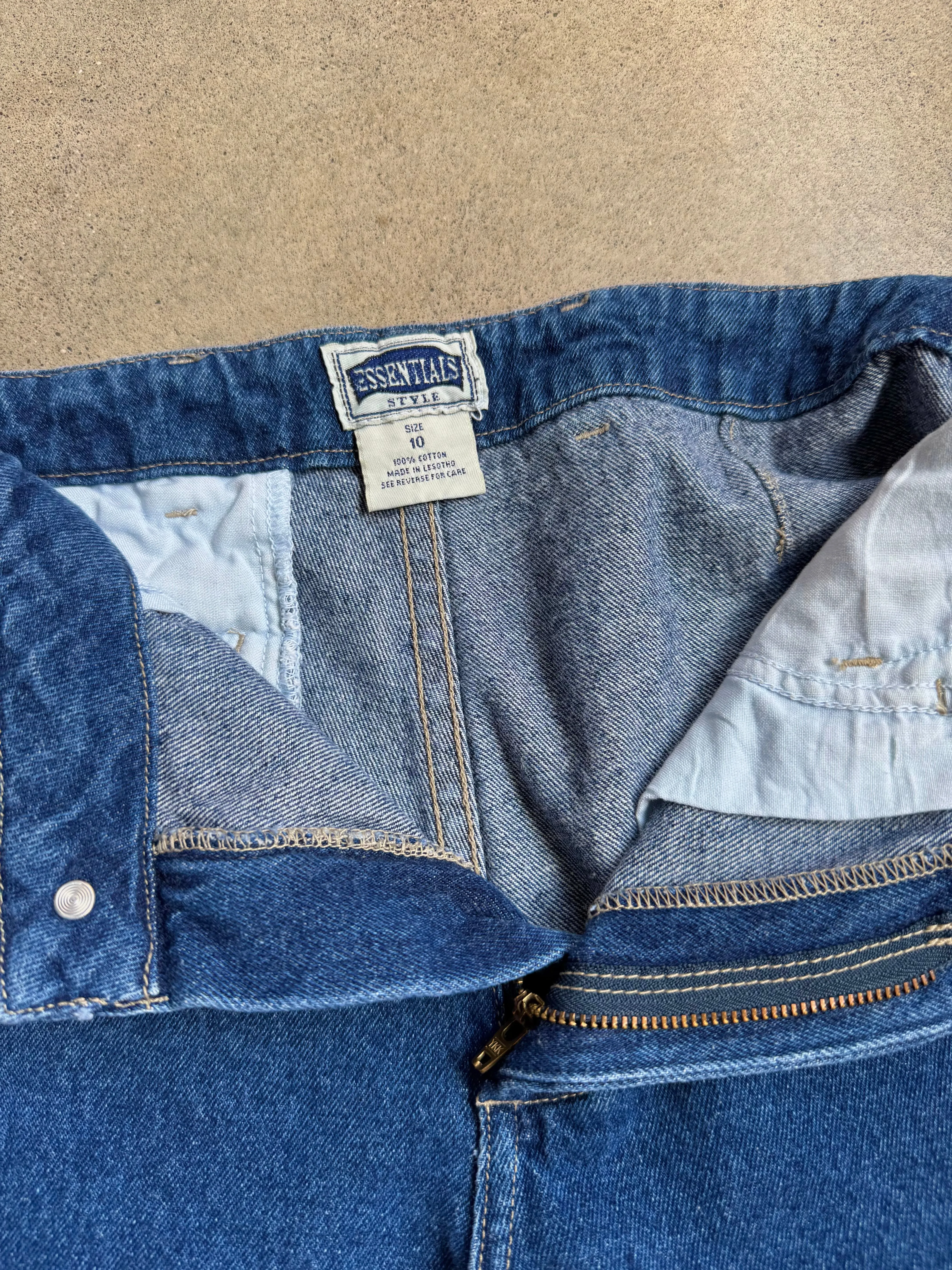 90s Vintage Dark Wash Denim Shorts (W28”)